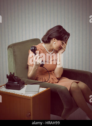 Pleurer femme reçoit un appel téléphonique avec de mauvaises nouvelles Banque D'Images