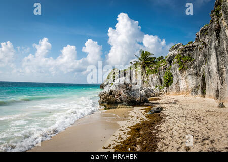 Mer des Caraïbes et les roches - ruines mayas de Tulum, Mexique Banque D'Images