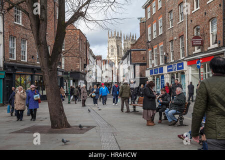 Une vue de l'animation Low Petergate York en centre-ville avec la cathédrale en arrière-plan Banque D'Images