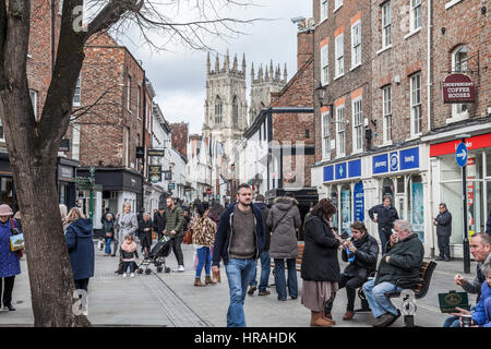 Une vue de l'animation Low Petergate York en centre-ville avec la cathédrale en arrière-plan Banque D'Images