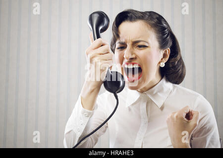 Angry Business Woman shouting en téléphone Banque D'Images