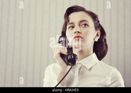 Portrait de retro business woman talking on phone Banque D'Images