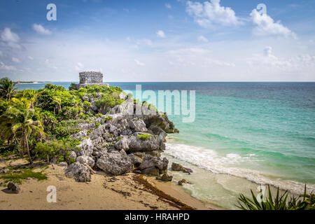 Dieu du vent au Temple et plage des Caraïbes - ruines mayas de Tulum, Mexique Banque D'Images