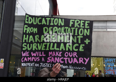 Les manifestants, dont des étudiants, se sont réunis à UAL : University of the Arts de mars à la place du Parlement pour Stop-Trump Stop-Brexit protester Banque D'Images