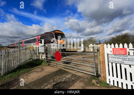 Cross country turbostar 170104 le passage d'un passage à niveau sans pilote, whittlesey town, Fenland, Cambridgeshire, Angleterre. Banque D'Images