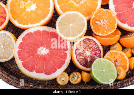 Les agrumes frais colorés sur fond de bois. Orange, mandarine, citron vert, orange sanguine, citron, pamplemousse. Arrière-plan de fruits. Concept des aliments en été. Banque D'Images