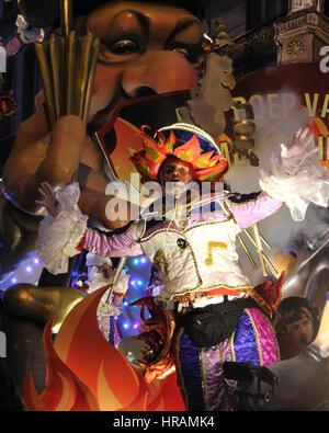 AALST, BELGIQUE, 26 février 2017 : Inconnu danseur pendant le carnaval annuel parade à Alost, qui est un événement reconnu UNESCO du patrimoine cul Banque D'Images