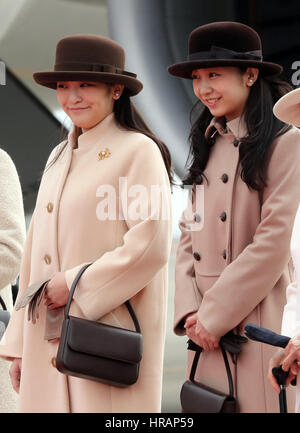 Tokyo, Japon. 28 Février, 2017. La Princesse Mako (L) et sa jeune sœur La Princesse Kako, filles de Prince Akishino sourire comme ils disent goodby à l'empereur Akihito et l'Impératrice Michiko qu'il quitte pour le Vietnam et la Thaïlande à l'Aéroport International de Tokyo à Tokyo le mardi 28 février 2017. Credit : Yoshio Tsunoda/AFLO/Alamy Live News Banque D'Images