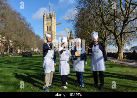 Londres, Royaume-Uni. 28 février 2017. L'équipe de députés réchauffer. (L à R) Clive Lewis MP, Steve Pound MP, Tracey Crouch MP et Rob Flello MP. Les membres de la Chambre des Lords, le Parlement et les médias politique prendre part à l'Assemblée Mardi Gras Pancake Race près de Westminster. Crédit : Stephen Chung / Alamy Live News Banque D'Images