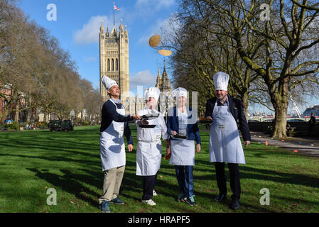 Londres, Royaume-Uni. 28 février 2017. L'équipe de députés réchauffer. (L à R) Clive Lewis MP, Steve Pound MP, Tracey Crouch MP et Rob Flello MP. Les membres de la Chambre des Lords, le Parlement et les médias politique prendre part à l'Assemblée Mardi Gras Pancake Race près de Westminster. Crédit : Stephen Chung / Alamy Live News Banque D'Images