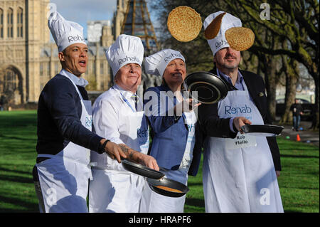 Londres, Royaume-Uni. 28 février 2017. L'équipe de députés réchauffer. (L à R) Clive Lewis MP, Steve Pound MP, Tracey Crouch MP et Rob Flello MP. Les membres de la Chambre des Lords, le Parlement et les médias politique prendre part à l'Assemblée Mardi Gras Pancake Race près de Westminster. Crédit : Stephen Chung / Alamy Live News Banque D'Images