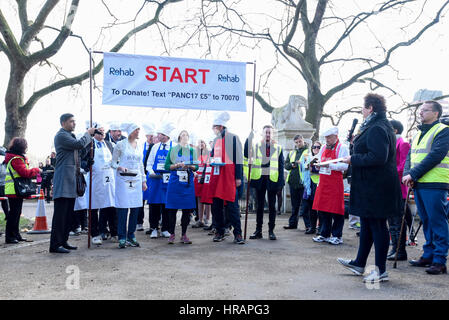 Londres, Royaume-Uni. 28 Février, 2017. La ligne de départ. Les membres de la Chambre des Lords, le Parlement et les médias politique prendre part à l'Assemblée Mardi Gras Pancake Race près de Westminster. Crédit : Stephen Chung/Alamy Live News Banque D'Images