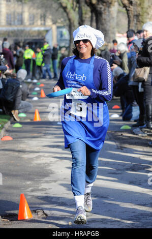 Londres, Royaume-Uni. 28 février 2017. La baronne Altmann. Les membres de la Chambre des Lords, le Parlement et les médias politique prendre part à l'Assemblée Mardi Gras Pancake Race près de Westminster. Crédit : Stephen Chung / Alamy Live News Banque D'Images