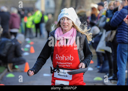 Londres, Royaume-Uni. 28 février 2017. Jane Merrick, journaliste. Les membres de la Chambre des Lords, le Parlement et les médias politique prendre part à l'Assemblée Mardi Gras Pancake Race près de Westminster. Banque D'Images