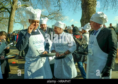 Londres, Royaume-Uni. 28 Février, 2017. Course de crêpes entre MP's, Lords et les médias afin de recueillir des fonds pour la réhabilitation d'une charité qui qui aide les personnes souffrant de handicaps physiques et mentaux. Credit : claire doherty/Alamy Live News Banque D'Images