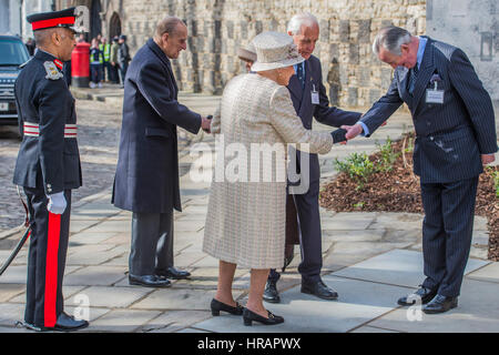 Londres, Royaume-Uni. 28 Février, 2017. La Reine, accompagnée du duc d'Édimbourg, ouvre le nouveau développement à la Chartreuse, Charterhouse Square - Londres 28 Feb 2017. Crédit : Guy Bell/Alamy Live News Banque D'Images