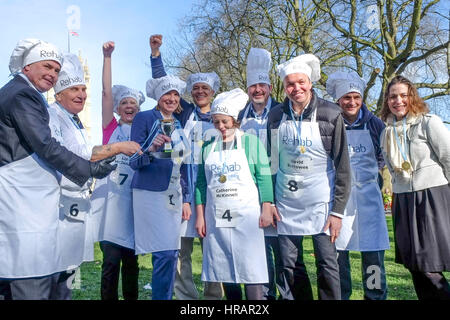 Londres, Royaume-Uni. 28 Février, 2017. Course de crêpes entre MP's, Lords et les médias afin de recueillir des fonds pour la réhabilitation d'une charité qui qui aide les personnes souffrant de handicaps physiques et mentaux. Credit : claire doherty/Alamy Live News Banque D'Images