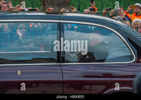 Londres, Royaume-Uni. 28 Février, 2017. La Reine, accompagnée du duc d'Édimbourg, ouvre le nouveau développement à la Chartreuse, Charterhouse Square - Londres 28 Feb 2017. Crédit : Guy Bell/Alamy Live News Banque D'Images