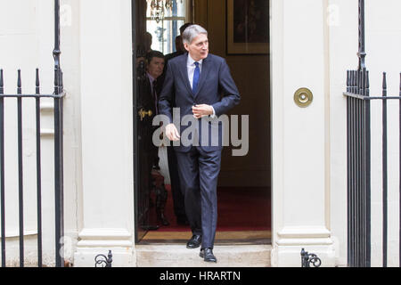 Londres, Royaume-Uni. 28 Février, 2017. Downing Street, Londres, 28 février 2017. Chancelier de l'Échiquier britannique Philip Hammond, le ministre des Finances de l'Inde accueille Jaitley à sa résidence officielle, pas de 11 Downing Street. Crédit : Paul Davey/Alamy Live News Banque D'Images