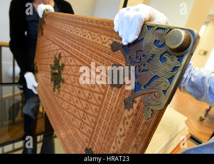 Fac-similé de la Bible du diable (Codex Gigas) est exposé Musée Municipal d'Usti nad Labem, République tchèque, le 27 février 2017. La Bible du diable, (89, 5 x 49 cm, pèse 75 kg), contient l'ancien et le Nouveau Testament en latin Vulgate traductions, Josèphe, histoire des juifs dans une traduction latine, la Chronique de Bohême, écrit par Cosmas de Prague, etc. Le manuscrit a été écrit au début du xiiie siècle dans le monastère bénédictin de Podlazice en Bohême, le papier vélin utilisé ayant été préparé à partir de peaux de 160 ânes. Elle s'appelle la Bible du diable après l'impressionnante photo de Banque D'Images