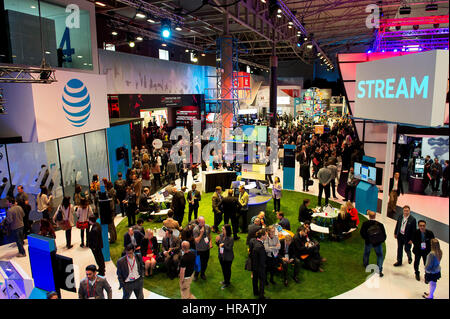 Barcelone, Espagne. 28 Février, 2017. Personnes visitent l'exposition lors de la deuxième journée du Mobile World Congress à Barcelone, Espagne, le 28 février 2017. Credit : Lino De Vallier/Xinhua/Alamy Live News Banque D'Images