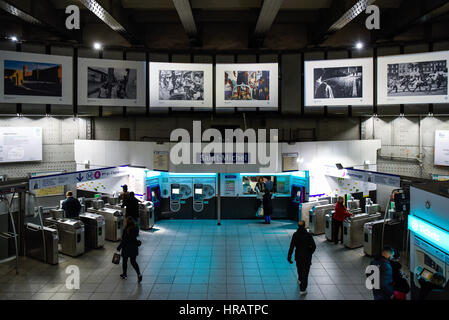 Paris. 28 Février, 2017. Photo prise le 28 février 2017 montre magnum photos dans la station Saint-Michel de Paris Métro ligne 4, à Paris, France. À l'occasion du 70e anniversaire de Magnum Photos, la RATP (opérateur autonome de Transports Parisiens) présente un total de 174 magnum photos dans ses 11 stations dans Paris, du 28 février au 30 juin. Crédit : Chen Yichen/Xinhua/Alamy Live News Banque D'Images