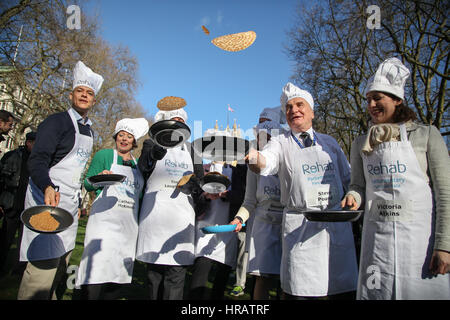 Victoria Tower Gardens, London, UK. 28 Février, 2017. Clive Lewis, Catherine McKinnell, Tim Loughton, Tracey Crouch, Seema Kennedy, Steve Pound, Victoria Atkins. Lords, les députés et les membres des équipes de médias de prendre part à la course de crêpes - Célébrons 20 ans de l'inversion pour Rehab charité et son travail avec les personnes handicapées. Credit : Dinendra Haria/Alamy Live News Banque D'Images