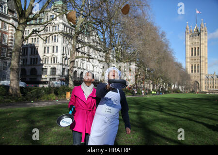 Victoria Tower Gardens, London, UK. 28 Février, 2017. Naga Munchetty, Clive Lewis. Lords, les députés et les membres des équipes de médias de prendre part à la course de crêpes - Célébrons 20 ans de l'inversion pour Rehab charité et son travail avec les personnes handicapées. Credit : Dinendra Haria/Alamy Live News Banque D'Images