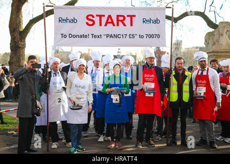 Victoria Tower Gardens, London, UK. 28 Février, 2017. Le départ. Lords, les députés et les membres des équipes de médias de prendre part à la course de crêpes - Célébrons 20 ans de l'inversion pour Rehab charité et son travail avec les personnes handicapées. Credit : Dinendra Haria/Alamy Live News Banque D'Images