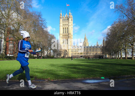 Victoria Tower Gardens, London, UK. 28 Février, 2017. Lords, les députés et les membres des équipes de médias de prendre part à la course de crêpes - Célébrons 20 ans de l'inversion pour Rehab charité et son travail avec les personnes handicapées. Credit : Dinendra Haria/Alamy Live News Banque D'Images