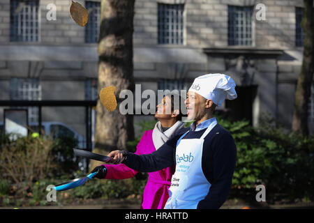 Victoria Tower Gardens, London, UK. 28 Février, 2017. Naga Munchetty, Clive Lewis. Lords, les députés et les membres des équipes de médias de prendre part à la course de crêpes - Célébrons 20 ans de l'inversion pour Rehab charité et son travail avec les personnes handicapées. Credit : Dinendra Haria/Alamy Live News Banque D'Images