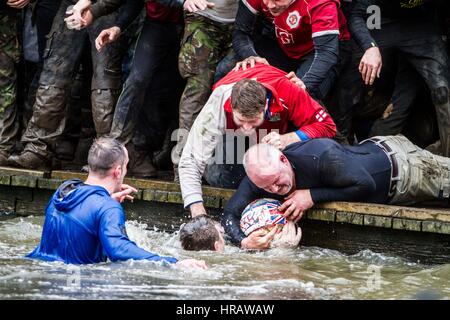 Ashbourne, Derbyshire, Royaume-Uni. 28 Février, 2017. Le rapport annuel et les match historique de Royal Le Mardi Gras Le football est joué au cours des deux prochains jours dans le marché de la ville d'Ashbourne Derbyshire. Les équipes en compétition 'jusqu'ards & Bas'ards' concurrence de marquer une balle à travers champs, rivières et étangs avec poteaux de but trois milles. Crédit : sam spickett/Alamy Live News Banque D'Images