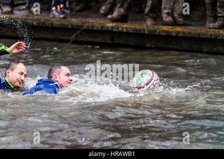 Ashbourne, Derbyshire, Royaume-Uni. 28 Février, 2017. Le rapport annuel et les match historique de Royal Le Mardi Gras Le football est joué au cours des deux prochains jours dans le marché de la ville d'Ashbourne Derbyshire. Les équipes en compétition 'jusqu'ards & Bas'ards' concurrence de marquer une balle à travers champs, rivières et étangs avec poteaux de but trois milles. Crédit : sam spickett/Alamy Live News Banque D'Images