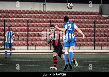 Gibraltar, péninsule. Feb 27, 2017. St Joseph / Lincoln Red Pim. Leader de la Ligue Rouge Lincoln Pim points déposés contre des tiers placé Saint Joseph dans le 18e jour de match de la saison, le dernier du second tour en Division one à Gibraltar. Le match a vu rouge ancien manager Lincoln Imps coaching pour St Joseph. St Joseph en bleu et blanc ont pour objectif d'atteindre le football européen en terminant dans les trois premiers postes de la ligue. Crédit : Stephen Ignacio/Alamy Live News Banque D'Images