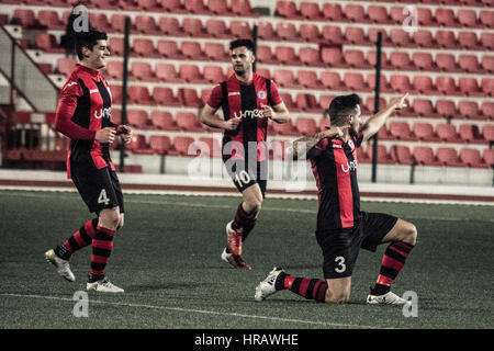 Gibraltar, péninsule. Feb 27, 2017. St Joseph / Lincoln Red Pim. Leader de la Ligue Rouge Lincoln Pim points déposés contre des tiers placé Saint Joseph dans le 18e jour de match de la saison, le dernier du second tour en Division one à Gibraltar. Le match a vu rouge ancien manager Lincoln Imps coaching pour St Joseph. St Joseph en bleu et blanc ont pour objectif d'atteindre le football européen en terminant dans les trois premiers postes de la ligue. Crédit : Stephen Ignacio/Alamy Live News Banque D'Images