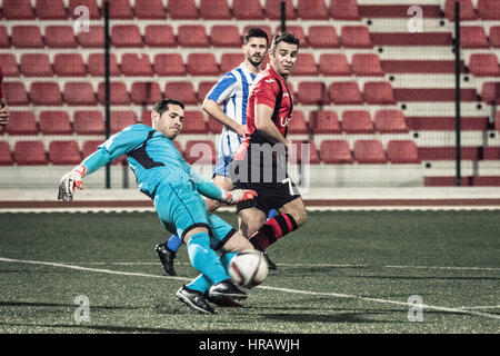 Gibraltar, péninsule. Feb 27, 2017. St Joseph / Lincoln Red Pim. Leader de la Ligue Rouge Lincoln Pim points déposés contre des tiers placé Saint Joseph dans le 18e jour de match de la saison, le dernier du second tour en Division one à Gibraltar. Le match a vu rouge ancien manager Lincoln Imps coaching pour St Joseph. St Joseph en bleu et blanc ont pour objectif d'atteindre le football européen en terminant dans les trois premiers postes de la ligue. Crédit : Stephen Ignacio/Alamy Live News Banque D'Images