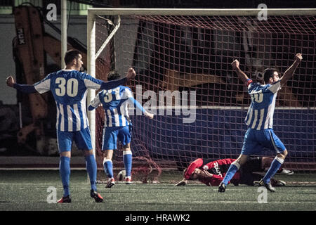 Gibraltar, péninsule. Feb 27, 2017. St Joseph / Lincoln Red Pim. Leader de la Ligue Rouge Lincoln Pim points déposés contre des tiers placé Saint Joseph dans le 18e jour de match de la saison, le dernier du second tour en Division one à Gibraltar. Le match a vu rouge ancien manager Lincoln Imps coaching pour St Joseph. St Joseph en bleu et blanc ont pour objectif d'atteindre le football européen en terminant dans les trois premiers postes de la ligue. Crédit : Stephen Ignacio/Alamy Live News Banque D'Images