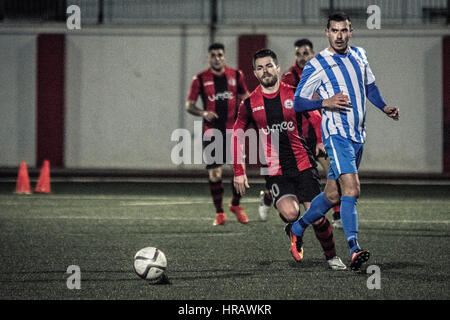 Gibraltar, péninsule. Feb 27, 2017. St Joseph / Lincoln Red Pim. Leader de la Ligue Rouge Lincoln Pim points déposés contre des tiers placé Saint Joseph dans le 18e jour de match de la saison, le dernier du second tour en Division one à Gibraltar. Le match a vu rouge ancien manager Lincoln Imps coaching pour St Joseph. St Joseph en bleu et blanc ont pour objectif d'atteindre le football européen en terminant dans les trois premiers postes de la ligue. Crédit : Stephen Ignacio/Alamy Live News Banque D'Images