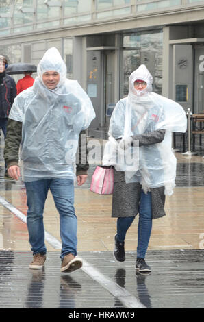 Londres, Royaume-Uni. 28 Février, 2017. Météo britannique. Pluie sur la rive sud de la Tamise en face de la Royal Festival Hall le mardi en fin d'après-midi. Credit : JOHNNY ARMSTEAD/Alamy Live News Banque D'Images