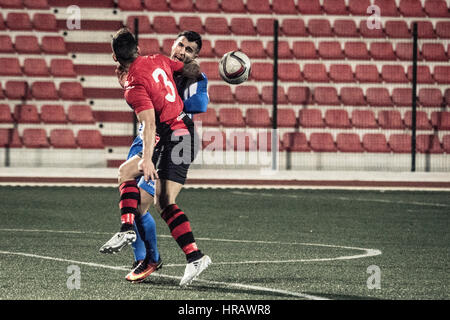 Gibraltar, péninsule. Feb 27, 2017. St Joseph / Lincoln Red Pim. Leader de la Ligue Rouge Lincoln Pim points déposés contre des tiers placé Saint Joseph dans le 18e jour de match de la saison, le dernier du second tour en Division one à Gibraltar. Le match a vu rouge ancien manager Lincoln Imps coaching pour St Joseph. St Joseph en bleu et blanc ont pour objectif d'atteindre le football européen en terminant dans les trois premiers postes de la ligue. Crédit : Stephen Ignacio/Alamy Live News Banque D'Images