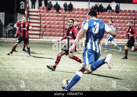 Gibraltar, péninsule. Feb 27, 2017. St Joseph / Lincoln Red Pim. Leader de la Ligue Rouge Lincoln Pim points déposés contre des tiers placé Saint Joseph dans le 18e jour de match de la saison, le dernier du second tour en Division one à Gibraltar. Le match a vu rouge ancien manager Lincoln Imps coaching pour St Joseph. St Joseph en bleu et blanc ont pour objectif d'atteindre le football européen en terminant dans les trois premiers postes de la ligue. Crédit : Stephen Ignacio/Alamy Live News Banque D'Images