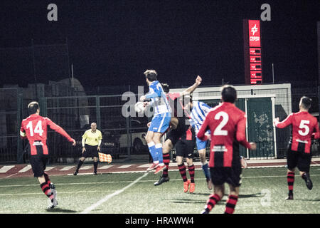 Gibraltar, péninsule. Feb 27, 2017. St Joseph / Lincoln Red Pim. Leader de la Ligue Rouge Lincoln Pim points déposés contre des tiers placé Saint Joseph dans le 18e jour de match de la saison, le dernier du second tour en Division one à Gibraltar. Le match a vu rouge ancien manager Lincoln Imps coaching pour St Joseph. St Joseph en bleu et blanc ont pour objectif d'atteindre le football européen en terminant dans les trois premiers postes de la ligue. Crédit : Stephen Ignacio/Alamy Live News Banque D'Images