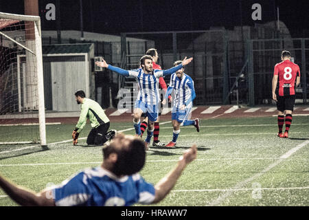 Gibraltar, péninsule. Feb 27, 2017. St Joseph / Lincoln Red Pim. Leader de la Ligue Rouge Lincoln Pim points déposés contre des tiers placé Saint Joseph dans le 18e jour de match de la saison, le dernier du second tour en Division one à Gibraltar. Le match a vu rouge ancien manager Lincoln Imps coaching pour St Joseph. St Joseph en bleu et blanc ont pour objectif d'atteindre le football européen en terminant dans les trois premiers postes de la ligue. Crédit : Stephen Ignacio/Alamy Live News Banque D'Images