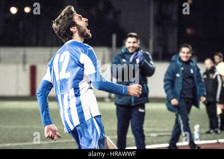 Gibraltar, péninsule. Feb 27, 2017. St Joseph / Lincoln Red Pim. Leader de la Ligue Rouge Lincoln Pim points déposés contre des tiers placé Saint Joseph dans le 18e jour de match de la saison, le dernier du second tour en Division one à Gibraltar. Le match a vu rouge ancien manager Lincoln Imps coaching pour St Joseph. St Joseph en bleu et blanc ont pour objectif d'atteindre le football européen en terminant dans les trois premiers postes de la ligue. Crédit : Stephen Ignacio/Alamy Live News Banque D'Images