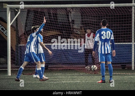 Gibraltar, péninsule. Feb 27, 2017. St Joseph / Lincoln Red Pim. Leader de la Ligue Rouge Lincoln Pim points déposés contre des tiers placé Saint Joseph dans le 18e jour de match de la saison, le dernier du second tour en Division one à Gibraltar. Le match a vu rouge ancien manager Lincoln Imps coaching pour St Joseph. St Joseph en bleu et blanc ont pour objectif d'atteindre le football européen en terminant dans les trois premiers postes de la ligue. Crédit : Stephen Ignacio/Alamy Live News Banque D'Images