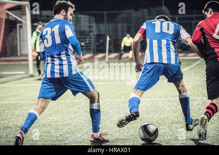 Gibraltar, péninsule. Feb 27, 2017. St Joseph / Lincoln Red Pim. Leader de la Ligue Rouge Lincoln Pim points déposés contre des tiers placé Saint Joseph dans le 18e jour de match de la saison, le dernier du second tour en Division one à Gibraltar. Le match a vu rouge ancien manager Lincoln Imps coaching pour St Joseph. St Joseph en bleu et blanc ont pour objectif d'atteindre le football européen en terminant dans les trois premiers postes de la ligue. Crédit : Stephen Ignacio/Alamy Live News Banque D'Images