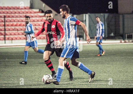 Gibraltar, péninsule. Feb 27, 2017. St Joseph / Lincoln Red Pim. Leader de la Ligue Rouge Lincoln Pim points déposés contre des tiers placé Saint Joseph dans le 18e jour de match de la saison, le dernier du second tour en Division one à Gibraltar. Le match a vu rouge ancien manager Lincoln Imps coaching pour St Joseph. St Joseph en bleu et blanc ont pour objectif d'atteindre le football européen en terminant dans les trois premiers postes de la ligue. Crédit : Stephen Ignacio/Alamy Live News Banque D'Images