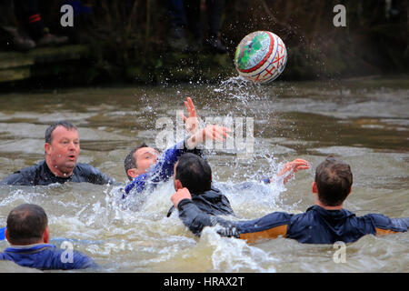 Ashbourne, UK. 28 Février, 2017. Le Mardi Gras Royal Football, Ashbourne, 28 février 2017. Crédit : Richard Holmes/Alamy Live News Banque D'Images