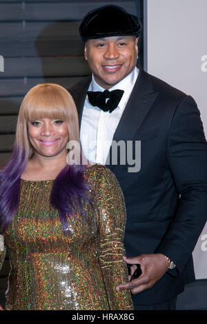 Los Angeles, États-Unis. Feb 27, 2017. Simone Smith et LL Cool J arrive à la Vanity Fair Oscar Party à Wallis Annenberg Center for the Performing Arts à Beverly Hills, Los Angeles, USA, le 26 février 2017. Photo : Hubert Boesl - AUCUN FIL SERVICE - Photo : Hubert Boesl/dpa/Alamy Live News Banque D'Images