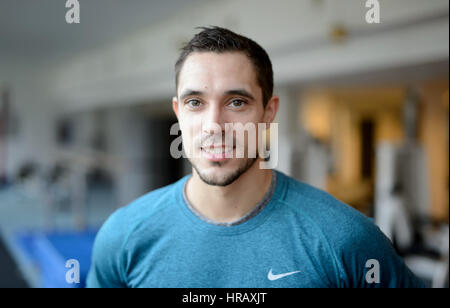 Hambourg, Allemagne. Feb 21, 2017. Le sauteur en longueur allemand Sebastian Bayer dans une salle de sport à Hambourg, Allemagne, 21 février 2017. Photo : Daniel Reinhardt/dpa/Alamy Live News Banque D'Images